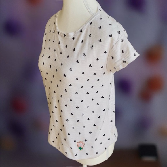 Elegant Black Patterned Women's Tee with Flower 🌺 Decal - Picture 5 of 10